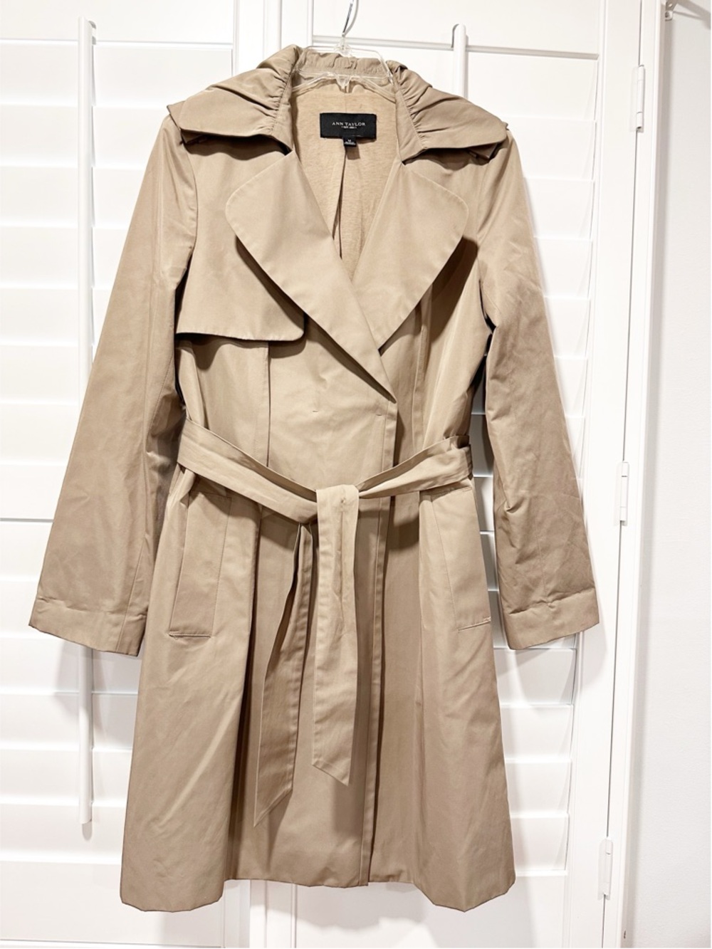Ann Taylor Tan Trench Coat Medium Belted Hooded Raincoat Classic Lightweight